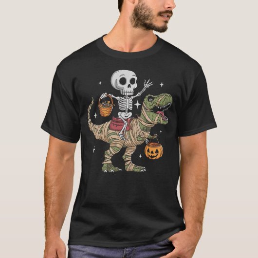 Skeleton Riding Mummy Dinosaur T Rex Pumpkin Happy Tシャツ (正面)