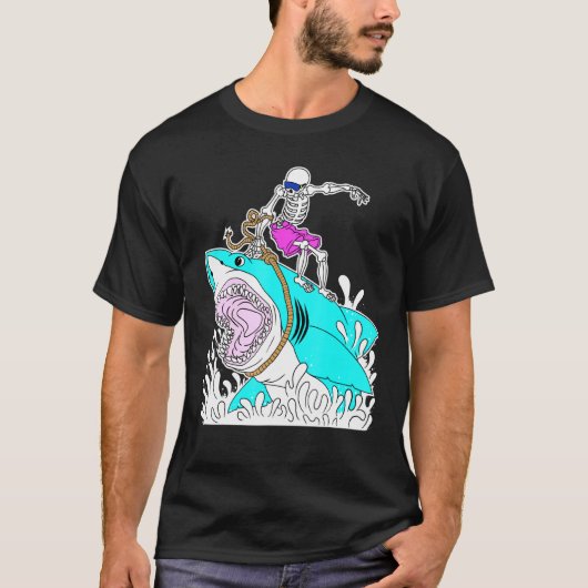Skeleton Surfing Shark Halloween Tシャツ (正面)