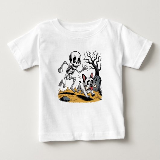 Skeleton vs French Bulldog – Funny Halloween Chase ベビーTシャツ (正面)