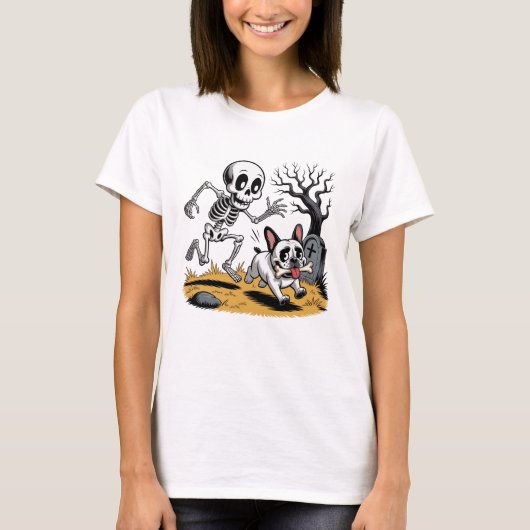 Skeleton vs French Bulldog – Funny Halloween Chase Tシャツ (正面)