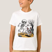 Skeleton vs French Bulldog – Funny Halloween Chase Tシャツ (正面)