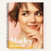 Sketchbook写真カスタムかわいいホワイトモノグラム名 ノートブック (正面)