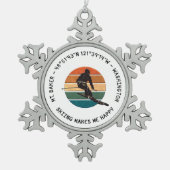 Ski Mt. Baker, Washington – マンスキーヤー、ブラック文字 スノーフレークピューターオーナメント (正面)