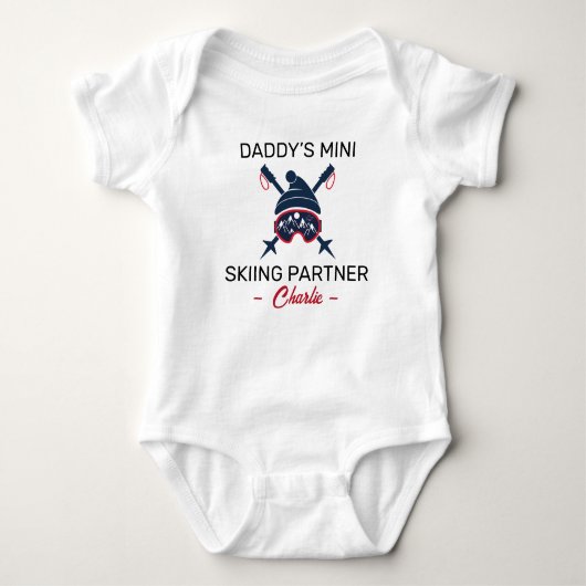 Skiier Baby Shower Daddy’s Mini Skiing Partner Ski ベビーボディスーツ (正面)