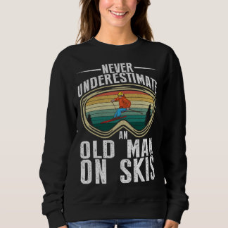 Skiing Never Underestimate An Old Man On Skis Men スウェットシャツ