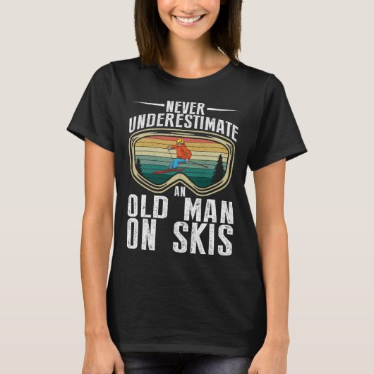 Skiing Never Underestimate An Old Man On Skis Men Tシャツ (正面)