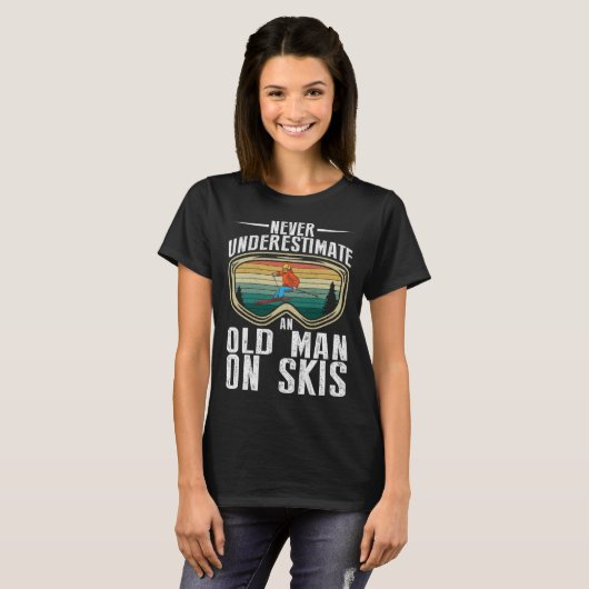 Skiing Never Underestimate An Old Man On Skis Men Tシャツ (正面フル)
