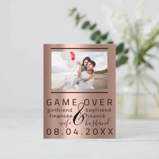 Skinnyでのゲームおもしろい日付カップルの写真を保存 ポストカード (スタンド正面)