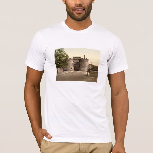 Skiptonの城の出入口、ヨークシャ、イギリス Tシャツ (正面)