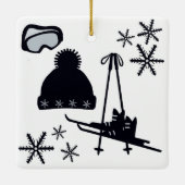 Skis, hat, googles, & snowflakes セラミックオーナメント (裏面)