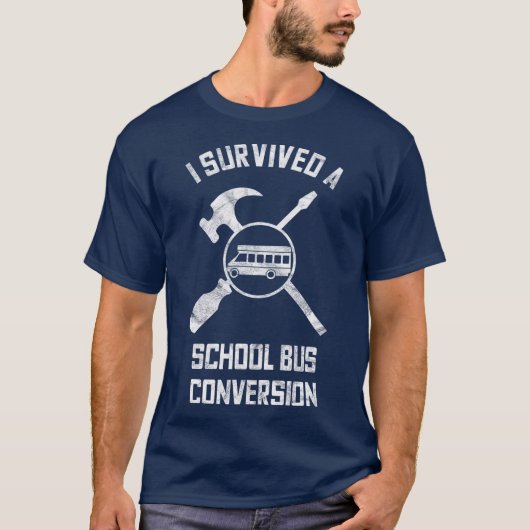 Skoolie School Bus Conversion Gift Survivor Tシャツ (正面)