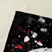 Skull and Crossbones Beach Towel – Red Grunge Art ビーチタオル (インサイチュ)