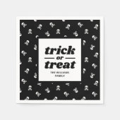 Skull and Crossbones Monogrammed Trick or Treat スタンダードカクテルナプキン (正面)