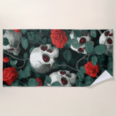 Skull and Red Roses Pattern – Dark Gothic Art ビーチタオル (正面)