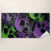 Skull Art – Purple and Green Grunge Design ビーチタオル (正面)