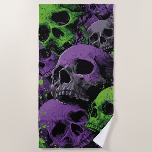 Skull Art – Purple and Green Grunge Design ビーチタオル (正面)