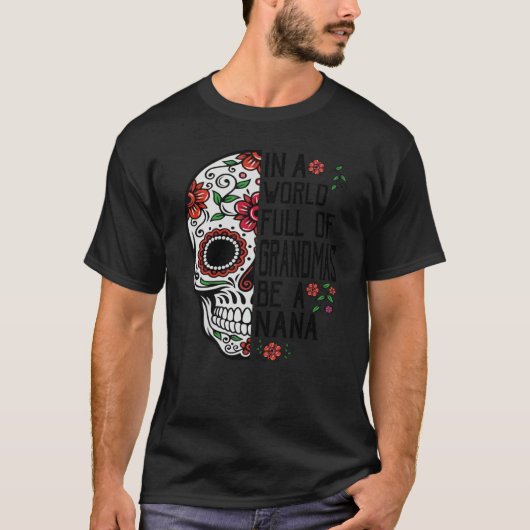 Skull Flower In A World Full Of Grandmas Be A Nana Tシャツ (正面)