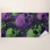 Skull Pattern in Green and Purple Grunge Style ビーチタオル (正面)