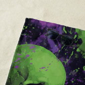 Skull Pattern in Green and Purple Grunge Style ビーチタオル (インサイチュ)