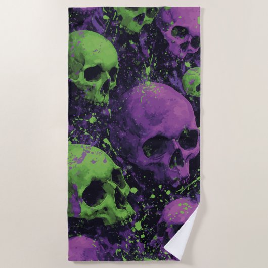 Skull Pattern in Green and Purple Grunge Style ビーチタオル (正面)