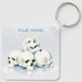 Skulls in the snow. Personalized キーホルダー (裏面)