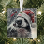 Skunk in Santa Hat Ceramicオーナメント ガラスオーナメント<br><div class="desc">サンタストライプのーの赤い帽子にフェスティバルが見える。</div>