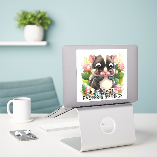 Skunk-tasticイースターグリーティング – イースターステッカー シール (デスク上のノートパソコン)