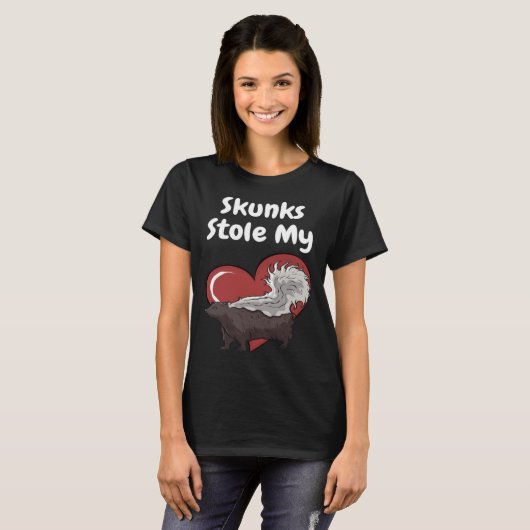Skunks Stole My Heart Skunk Quote Tシャツ (正面フル)
