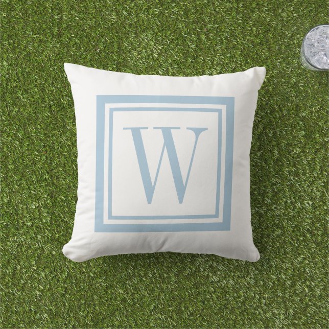 Sky Blue and White Classic Square Monogram アウトドアクッション (芝生)