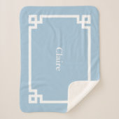 Sky Blue and White Greek Key Monogram シェルパブランケット (正面)