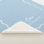 Sky Blue Wavy Border Monogrammed シェルパブランケット (3/4)