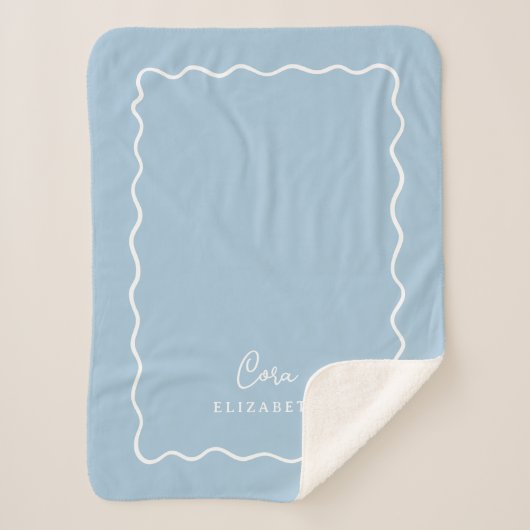Sky Blue Wavy Border Monogrammed シェルパブランケット (正面)