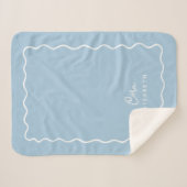Sky Blue Wavy Border Monogrammed シェルパブランケット (正面(横))