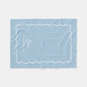 Sky Blue Wavy Border Monogrammed フリースブランケット (正面(横))