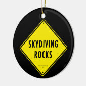 SKYDIVINGは交通標識を揺すります セラミックオーナメント (左)