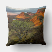 Skye、スコットランドのQuiraing山の日の出 クッション (裏面)