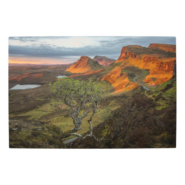 Skye、スコットランドのQuiraing山の日の出 メタルプリント (正面)
