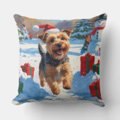 Skye Terrier走 Christmas Hatで雪の中 クッション (正面)