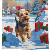 Skye Terrier走 Christmas Hatで雪の中 シャワーカーテン (正面)