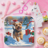 Skye Terrier走 Christmas Hatで雪の中 ペーパープレート (パーティー)