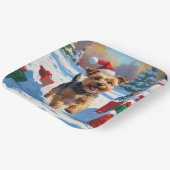 Skye Terrier走 Christmas Hatで雪の中 ペーパープレート (傾斜あり)