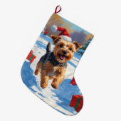 Skye Terrier走 Christmas Hatで雪の中 ラージクリスマスストッキング (正面 (吊り時))