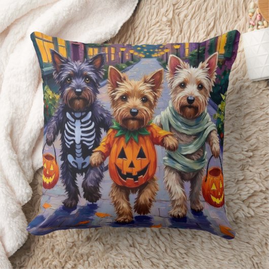 Skye Terrier Trick-or-Treating Halloween Costumes クッション (ブランケット)