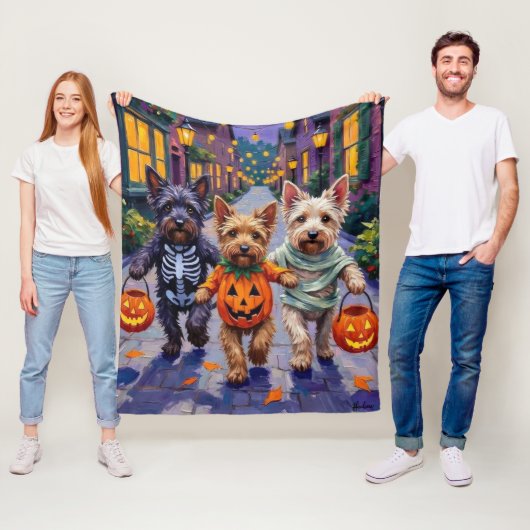 Skye Terrier Trick-or-Treating Halloween Costumes フリースブランケット (インサイチュ)
