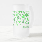 Sláinte Lucky Irish Shamrocks Design Personalized フロストグラスビールジョッキ (正面右)