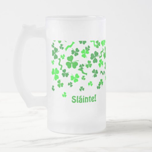 Sláinte Lucky Irish Shamrocks Design Personalized フロストグラスビールジョッキ (左)
