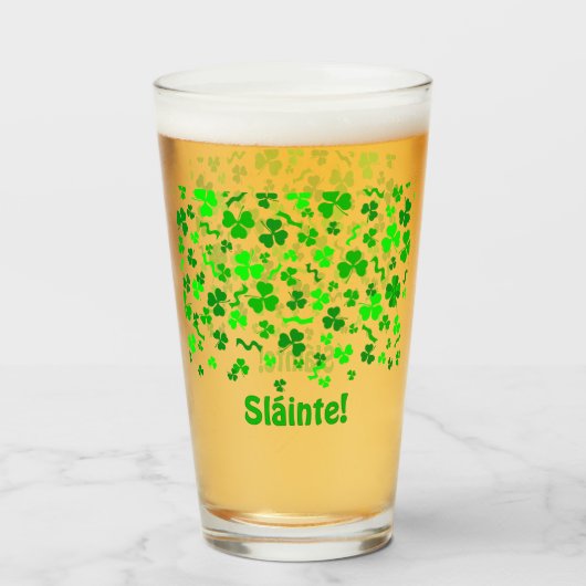 Sláinte Lucky Irish Shamrocks Personalized Pint タンブラーグラス (ドリンク裏面)
