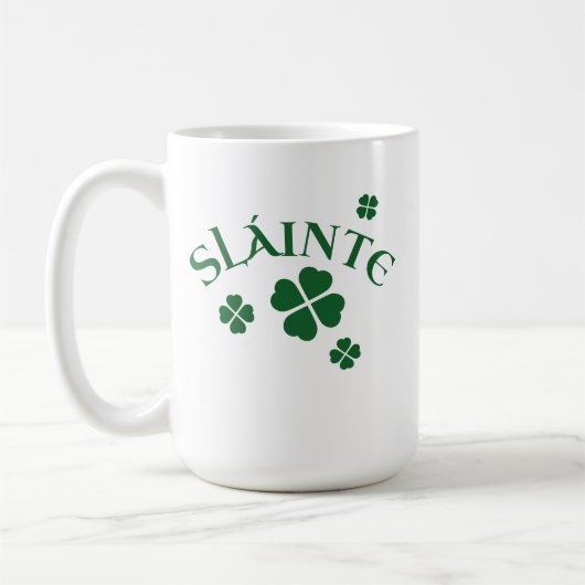 Slainte、Shamrock、Irish St. Patrickのラッキーグリーン コーヒーマグカップ (左)