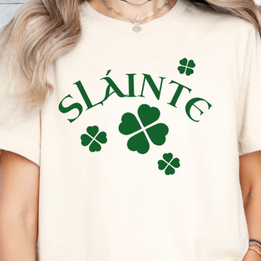 Slainte、Shamrock、Irish St. Patrickのラッキーグリーン Tシャツ