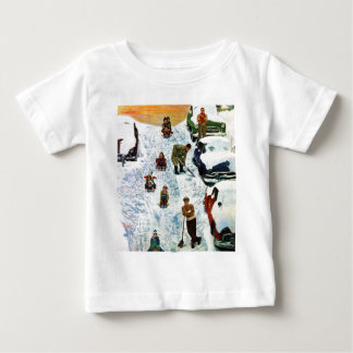 Sledding、掘ること ベビーTシャツ